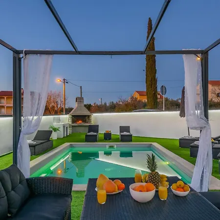 White Pool Apartmens 3* Pula