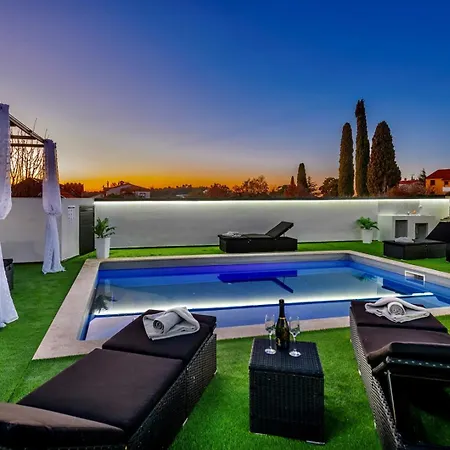 White Pool Apartmens 3* Pula